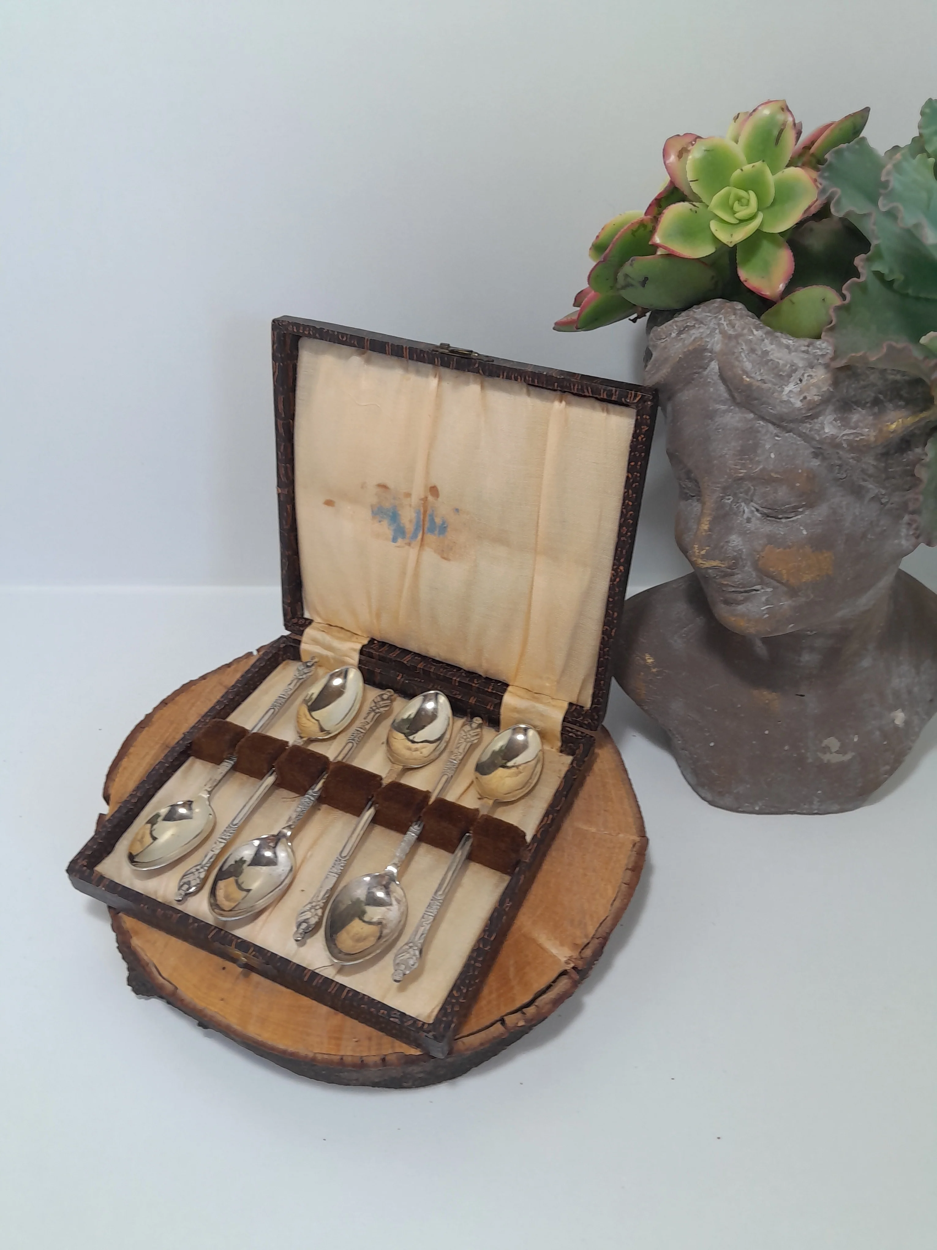 Vintage Boxed Set of Six Silver-plated Apostle spoons, Presented in Their Original Case. - Image 3